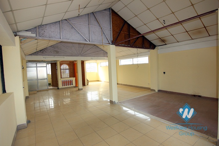 3 floors office for rent in Tayho area.